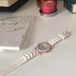 woman’s fashion watch 💛